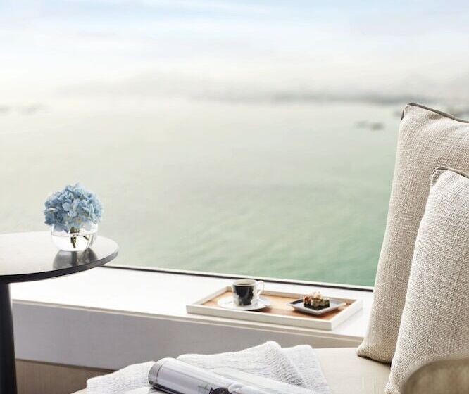 Superior suite with view, Four Seasons Hotel Hong Kong