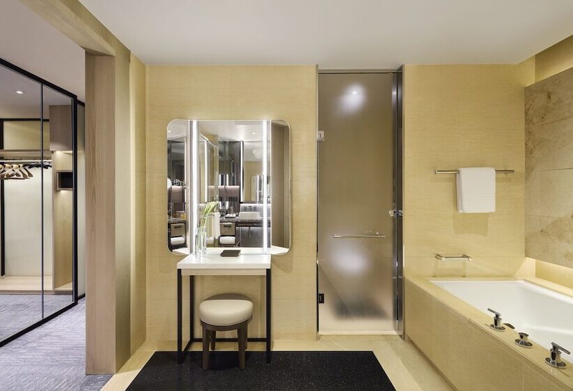 프리미엄 스위트, Four Seasons Hotel Hong Kong