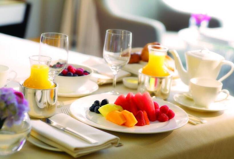 اتاق سوپریور با چشم‌انداز, Four Seasons Hotel Hong Kong