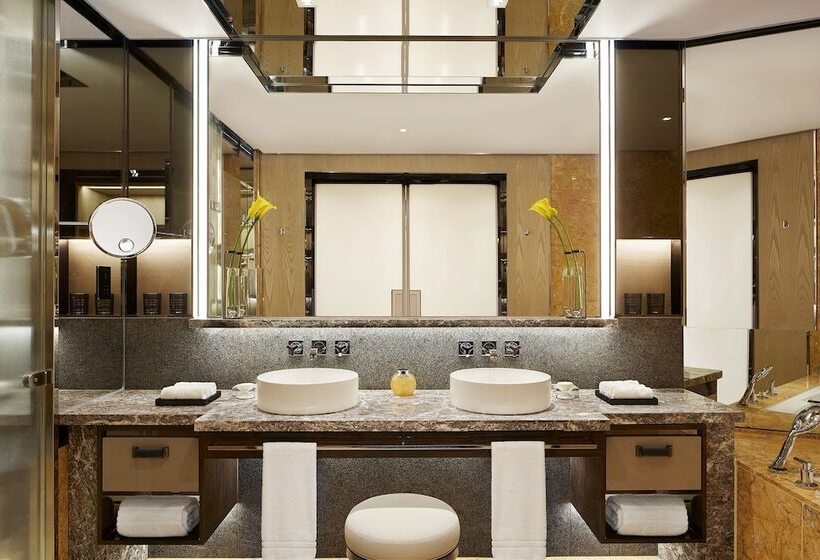 Premium room with view, Four Seasons Hotel Hong Kong