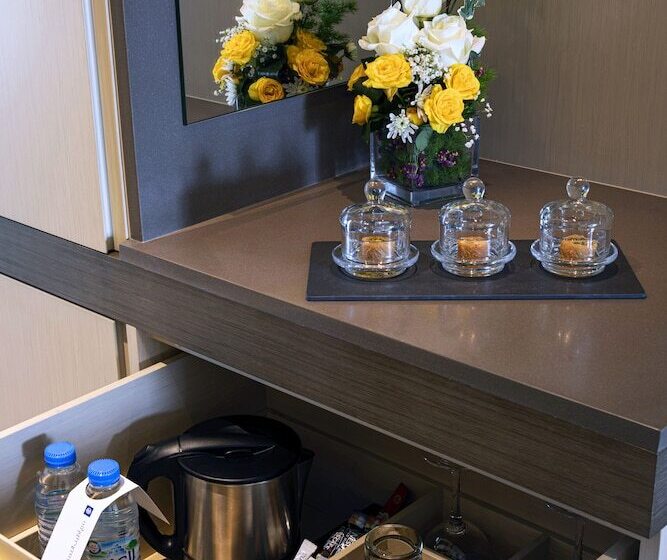 스탠다드 룸 더블 침대 바다 전망, Fujairah Rotana Resort & Spa   Al Aqah Beach