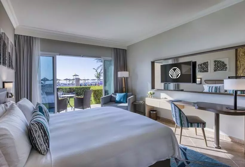 اتاق استاندارد با تخت دوبل و چشم‌انداز دریا, Fujairah Rotana Resort & Spa   Al Aqah Beach