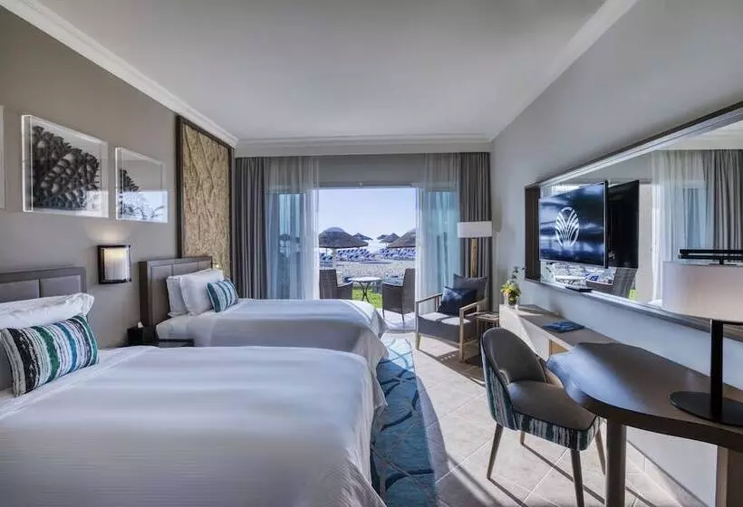اتاق استاندارد با تراس و چشم‌انداز دریا, Fujairah Rotana Resort & Spa   Al Aqah Beach