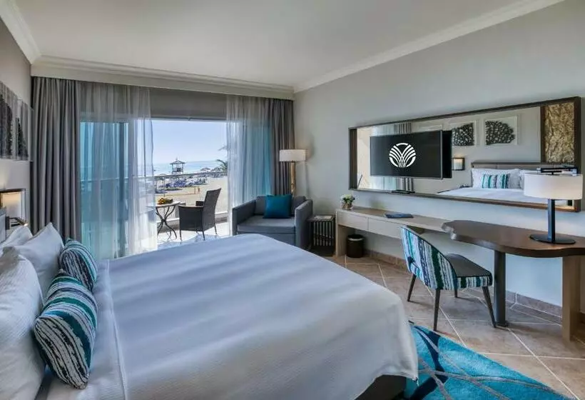 اتاق استاندارد با تخت بزرگ, Fujairah Rotana Resort & Spa   Al Aqah Beach