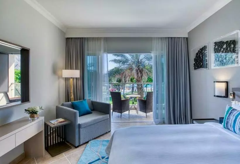 اتاق استاندارد با تخت بزرگ, Fujairah Rotana Resort & Spa   Al Aqah Beach