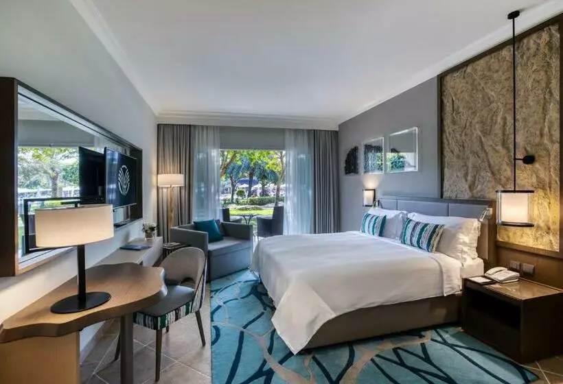 اتاق استاندارد با تخت بزرگ, Fujairah Rotana Resort & Spa   Al Aqah Beach