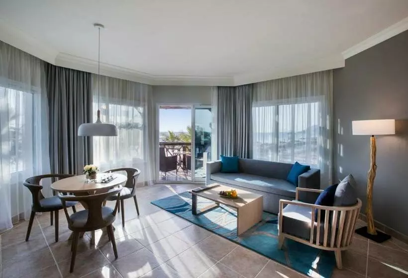 اتاق استاندارد با بالکن و چشم‌انداز دریا, Fujairah Rotana Resort & Spa   Al Aqah Beach
