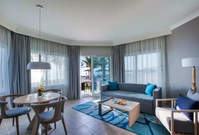 اتاق استاندارد با تراس و چشم‌انداز دریا, Fujairah Rotana Resort & Spa   Al Aqah Beach