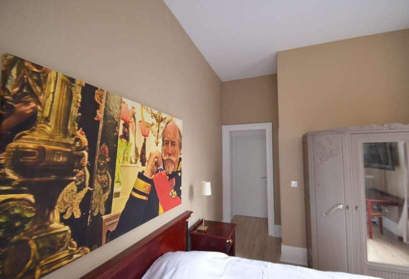 חדר סטנדרט, L'Empereur, sa Femme et le petit Prince