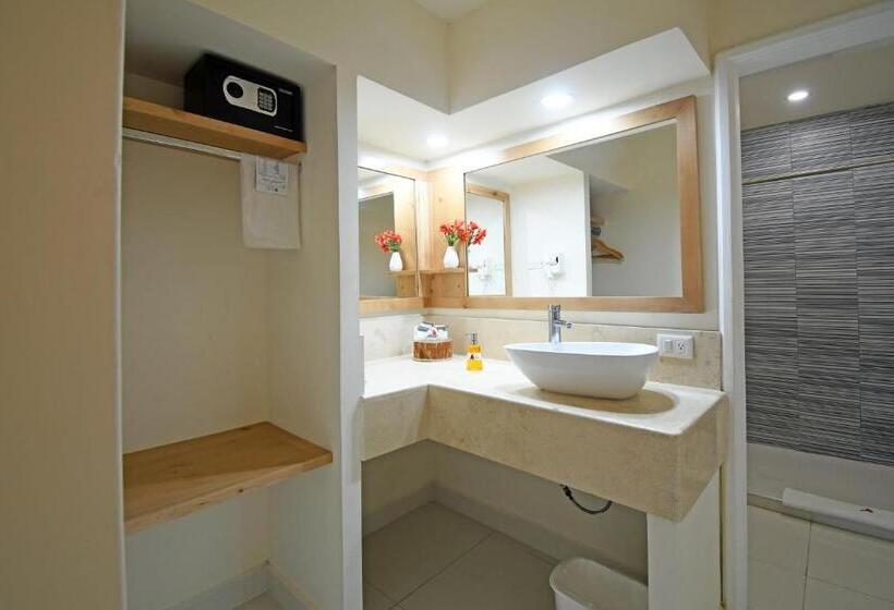 スタンダードルーム, The Westmarine Waterfront