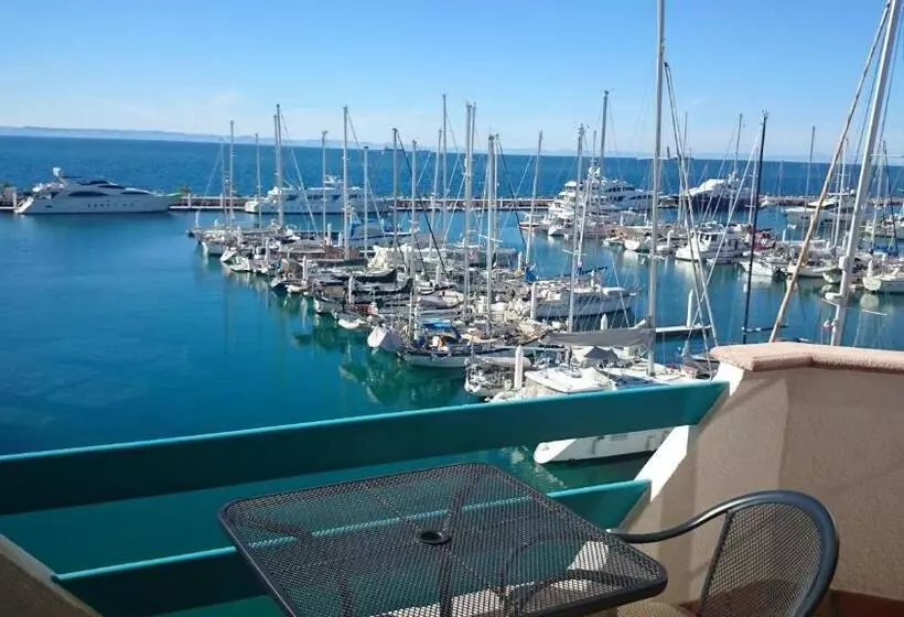 سوییت لوکس, The Westmarine Waterfront