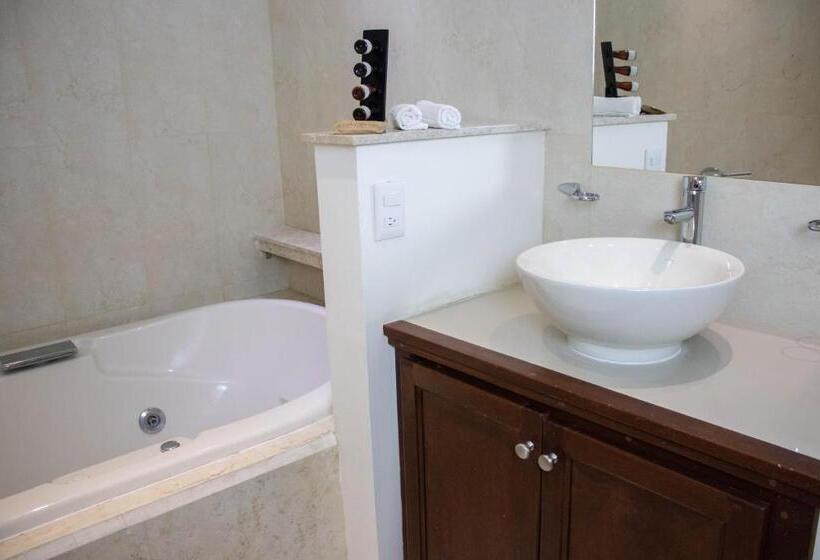 デラックススイート, The Westmarine Waterfront