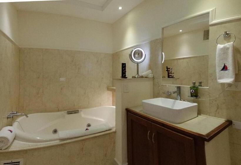 デラックススイート, The Westmarine Waterfront