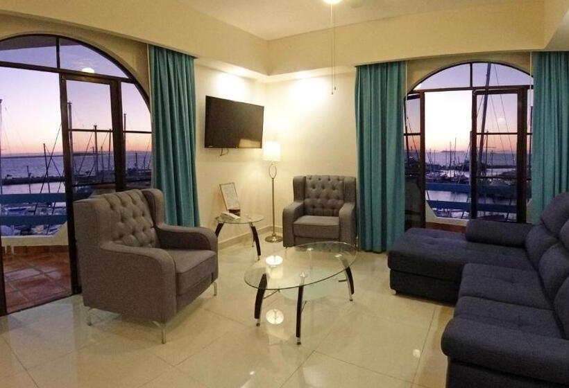 デラックススイート, The Westmarine Waterfront