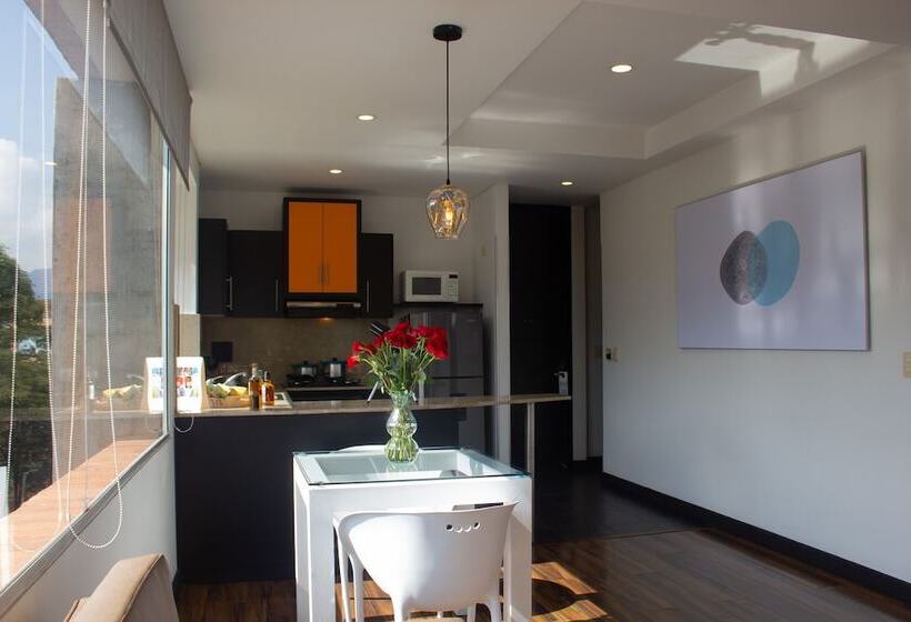 סוויטה דלוקס, 104 Art Suites