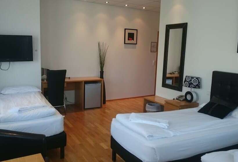 غرفة قياسية ثلاثية, 4th Floor