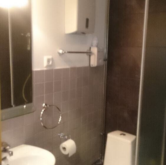 غرفة قياسية ثلاثية, 4th Floor