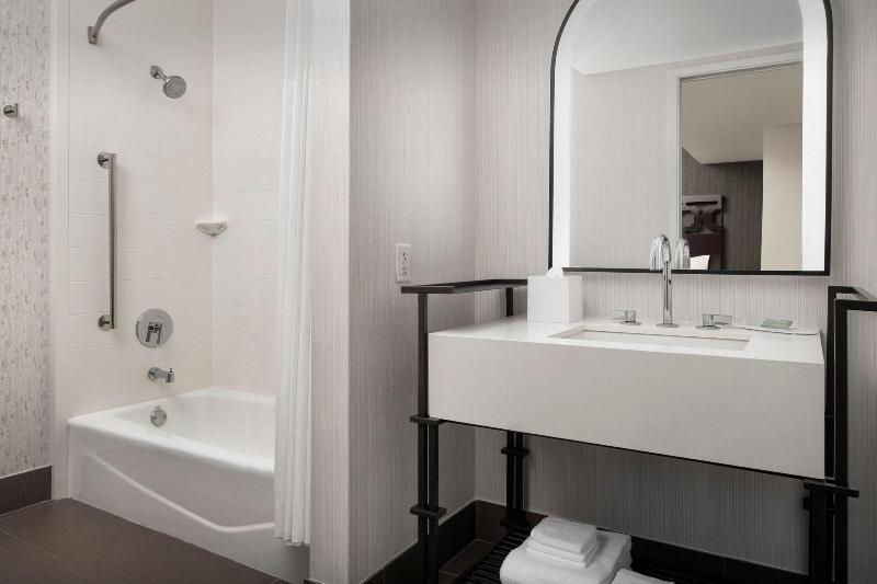 اتاق استاندارد با تخت بزرگ, Courtyard By Marriott San Diego Downtown