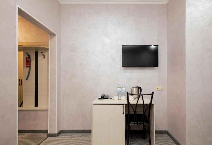 اتاق استاندارد سه نفره, Rush