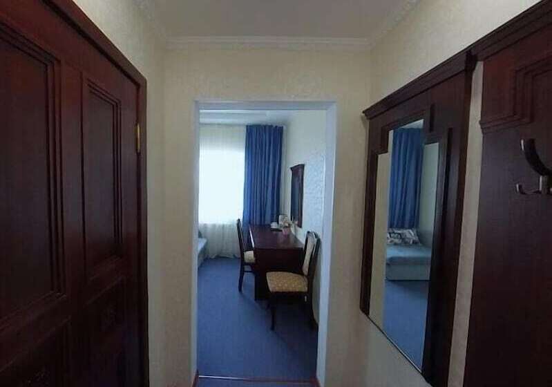 Junior Suite, Rush
