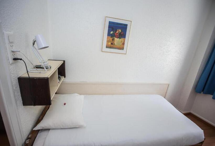 اتاق استاندارد یک تخته با سرویس بهداشتی مشترک, St. Gervais