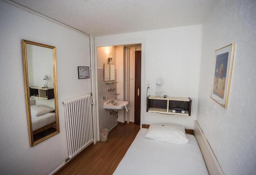 اتاق استاندارد یک تخته با سرویس بهداشتی مشترک, St. Gervais