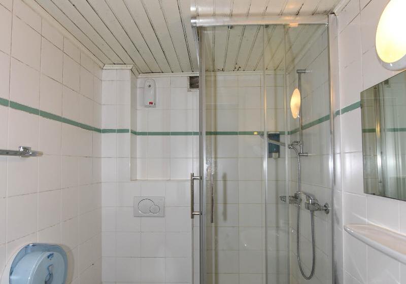 اتاق استاندارد یک تخته با سرویس بهداشتی مشترک, St. Gervais