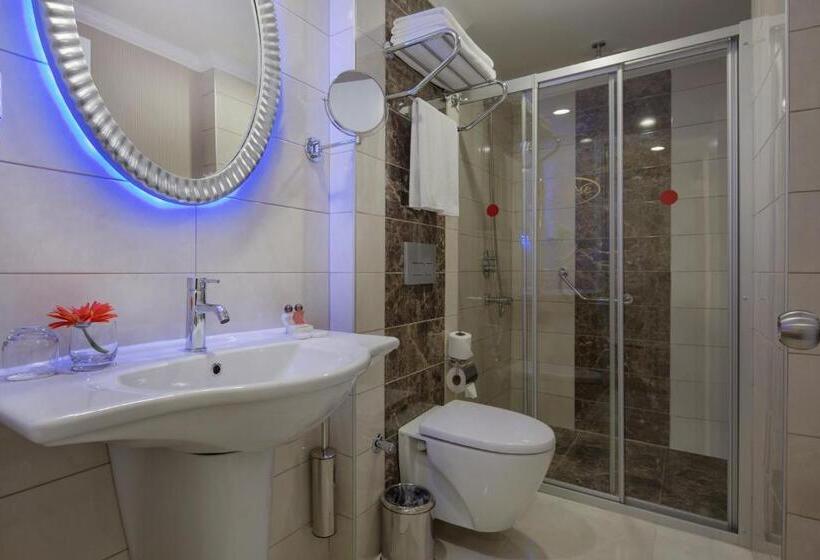 اتاق استاندارد سه نفره, Alaiye Kleopatra