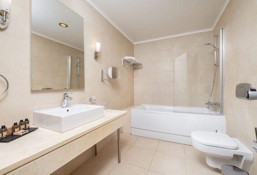 家庭间, D Andrea Mare