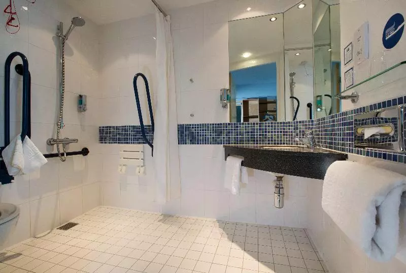 Standard-invahuone, Holiday Inn Express Hamilton, An Ihg
