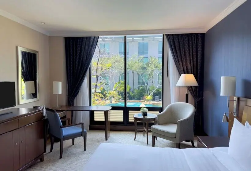 اتاق استاندارد با چشم‌انداز استخر, Hyatt Regency Bangkok Suvarnabhumi Airport