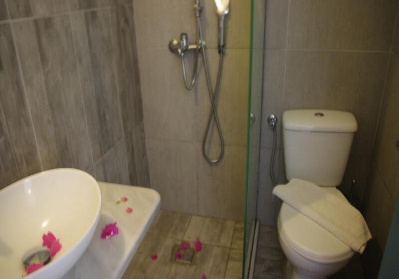 经济房, Iris Boutique