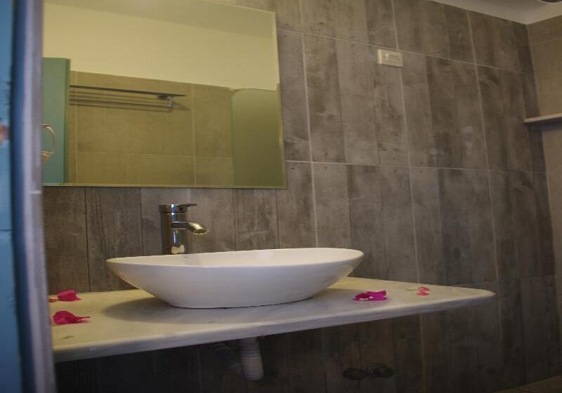 经济房, Iris Boutique