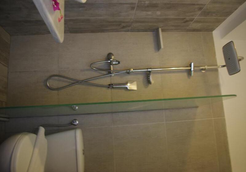 经济房, Iris Boutique