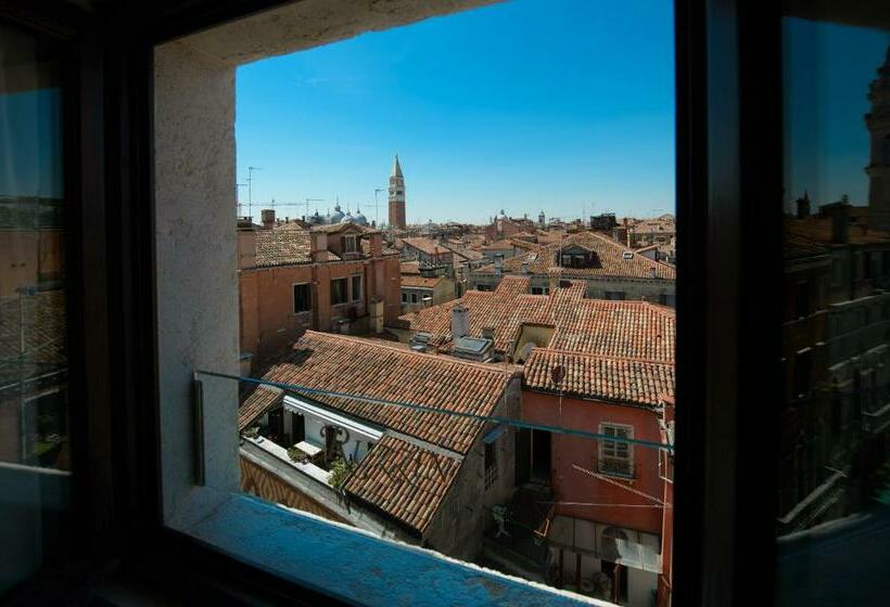 اتاق لوکس, Ruzzini Palace