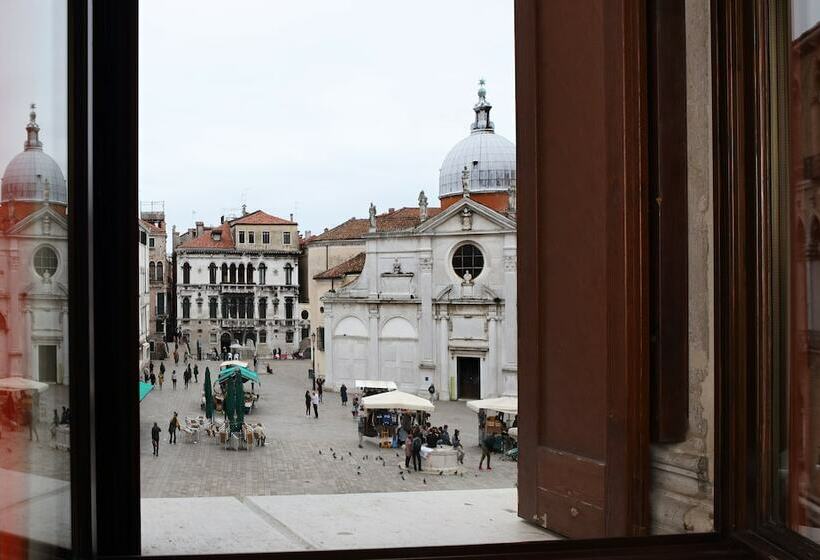 سوییت جونیور, Ruzzini Palace