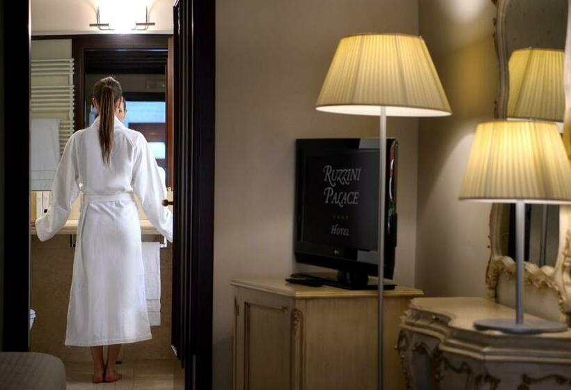 سوئیت با بالکن, Ruzzini Palace