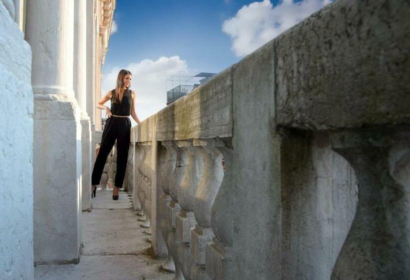 سوئیت با بالکن, Ruzzini Palace