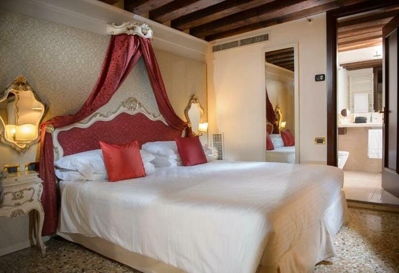 سوئیت با بالکن, Ruzzini Palace