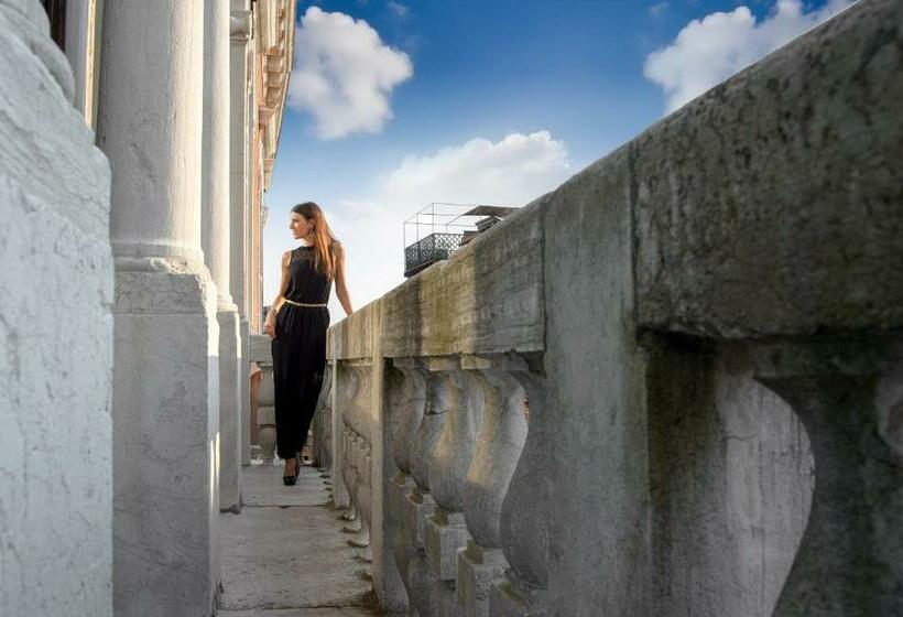 سوئیت با بالکن, Ruzzini Palace