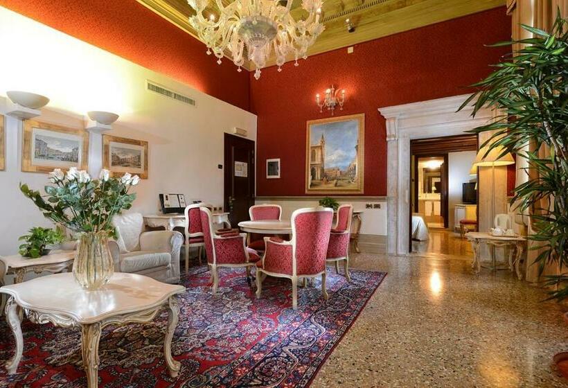 سوئیت با بالکن, Ruzzini Palace