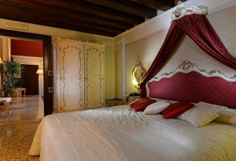 سوئیت با بالکن, Ruzzini Palace