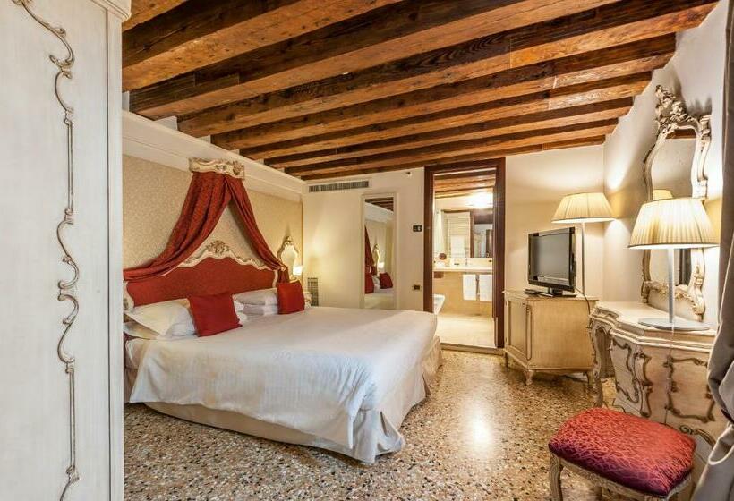 سوئیت با بالکن, Ruzzini Palace