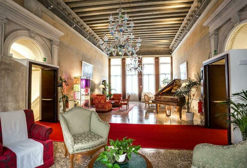 سوئیت با بالکن, Ruzzini Palace