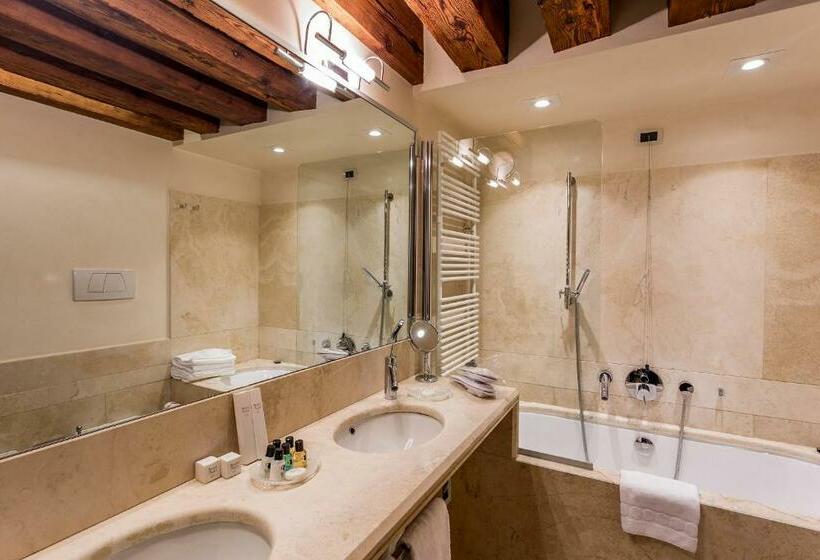 سوئیت با بالکن, Ruzzini Palace