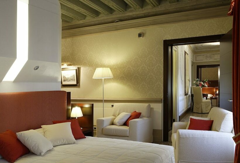 سوئیت با بالکن, Ruzzini Palace