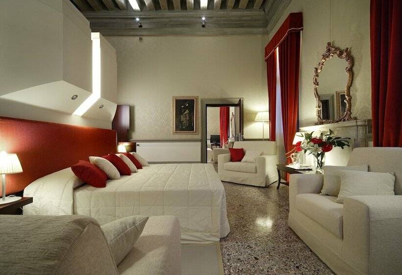 سوئیت با بالکن, Ruzzini Palace