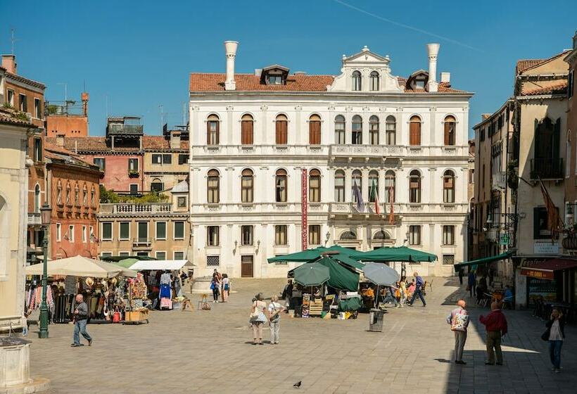 سوئیت با بالکن, Ruzzini Palace