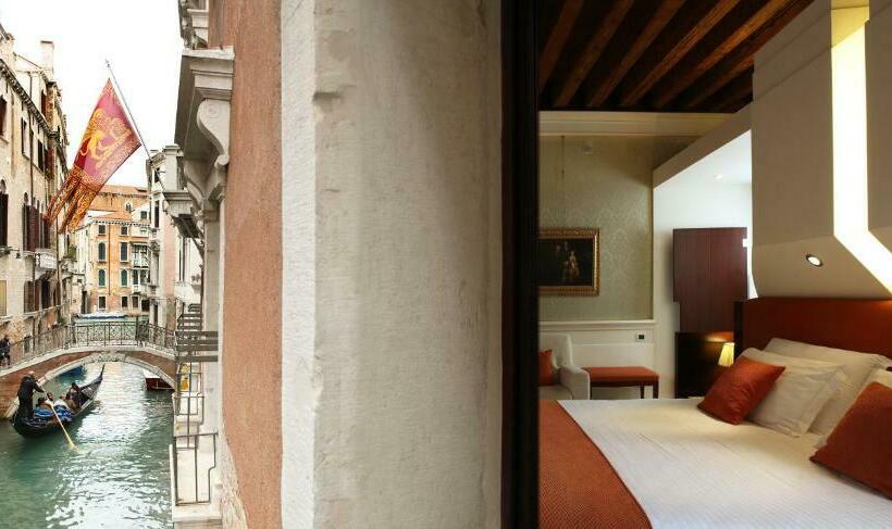 سوئیت جونیور با چشم‌انداز, Ruzzini Palace