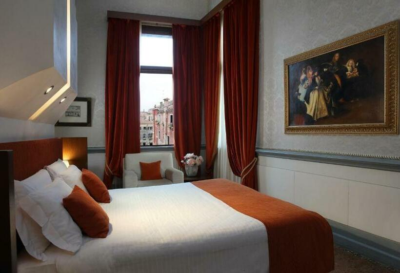 سوئیت جونیور با چشم‌انداز, Ruzzini Palace